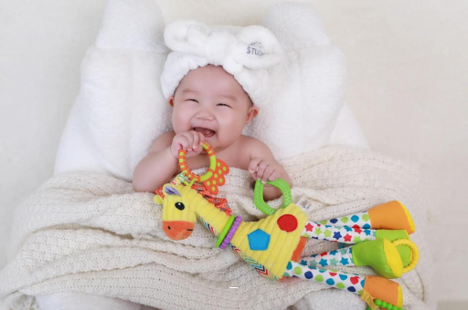 玉林三个月宝宝正确抱姿